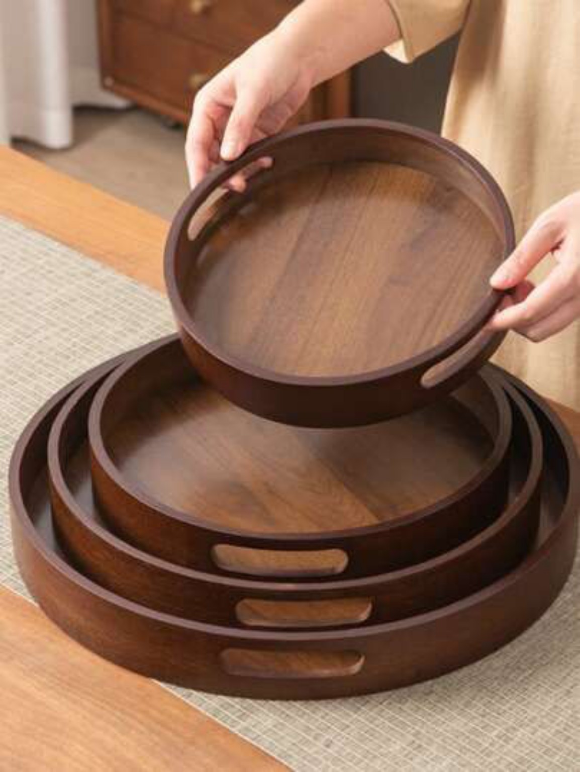Round wooden tray 