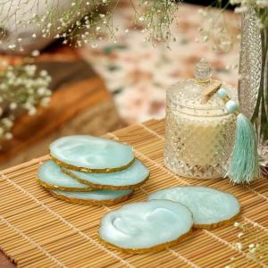Customized Elegant Aqua Blue Resin Agate Coaster Set Bulk Heat Resistant Irregular Geode Coasters for Wedding Favors and Hotel Tableware